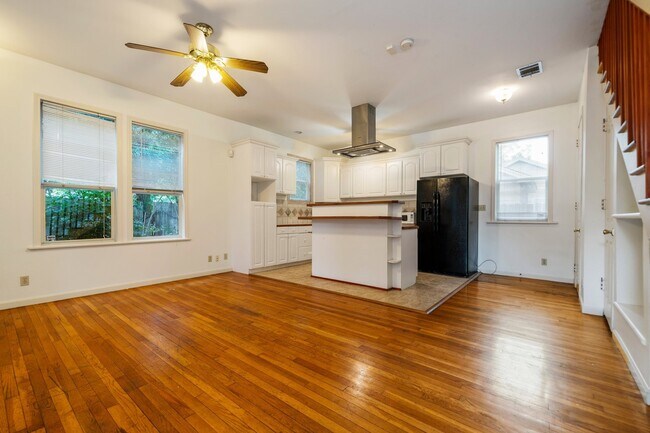 Photo - 909 E 38th St Unit B