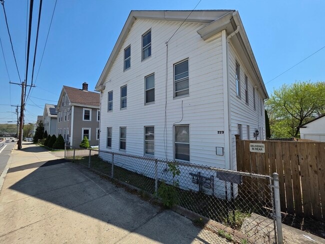 Building Photo - 223 Main St
