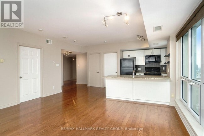 Photo - 234 Rideau St Unit 1701