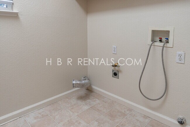 Photo - 483 Summer Ln