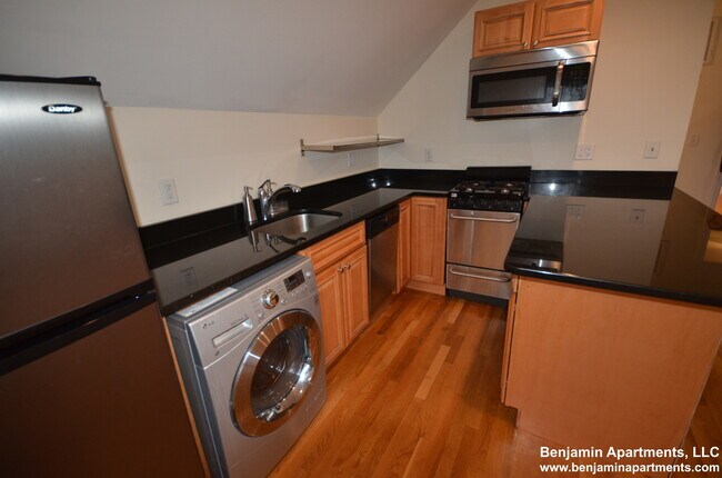 Building Photo - 172 Fuller St Unit 3 Rental