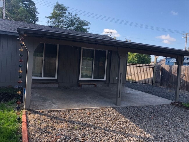 Photo - 3 bedroom 2 bathroom house in Thurston!