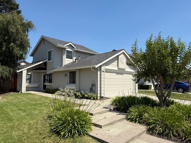 Updated 2 Bed + Loft / 2 Bath Home in Desi... - Updated 2 Bed + Loft / 2 Bath Home in Desi...