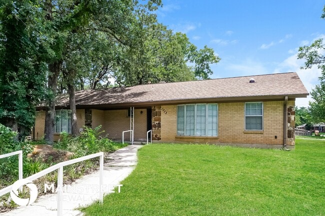 Building Photo - 1713 Ridgeview Dr