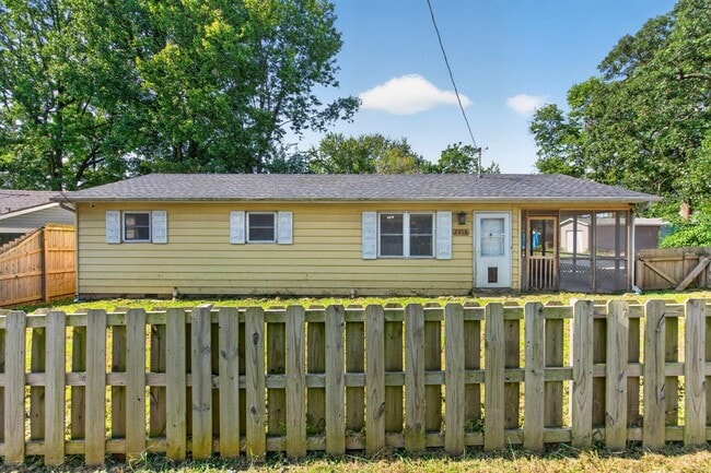 Photo - 2418 W Lynn St