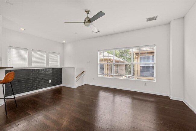 Photo - 2821 Saville Loop