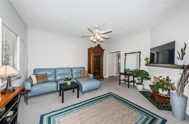 Photo - 833 1st St NE