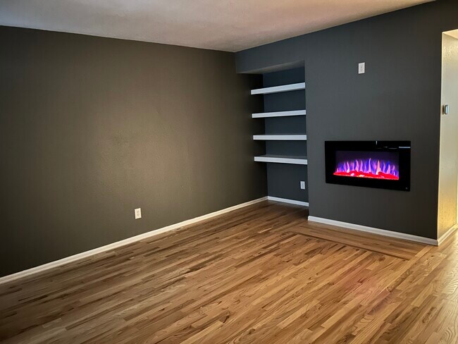 Vista de la chimenea eléctrica - 11584 Community Center Dr