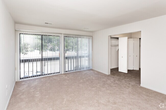 2BR, 2BA - 1,600 SF - Legacy Place Apartments - Southfield, MI