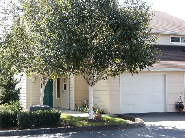 Building Photo - Beautifully Remodeled, Easy Living Townhome. Location, Location!