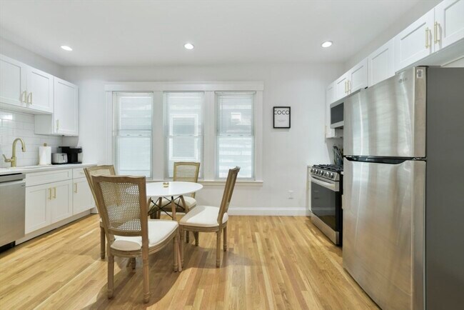 Photo - 893 E 4th St Unidad 1