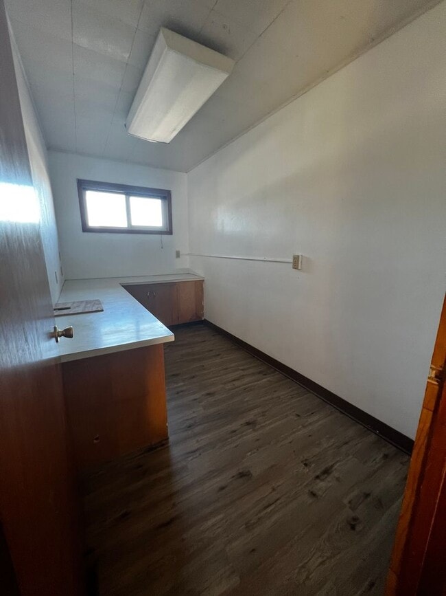 Building Photo - VMH-Vine Maple Triplex Unit 806-QU