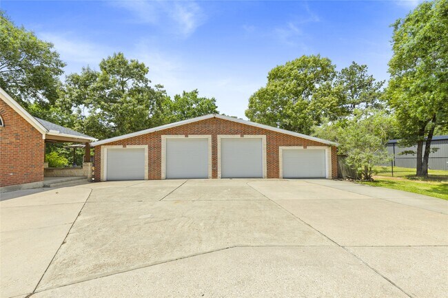 Photo - 203 Mapleleaf St