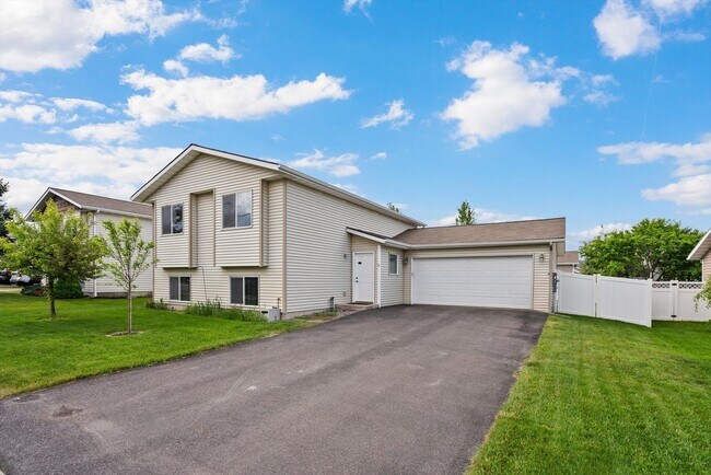 Photo - Amazing 3 Bedroom/2 Bath Bi-Level Home for Rent