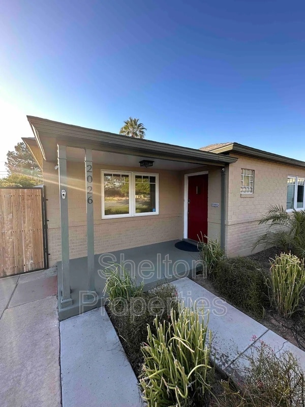 Building Photo - 2026 N Laurel Ave