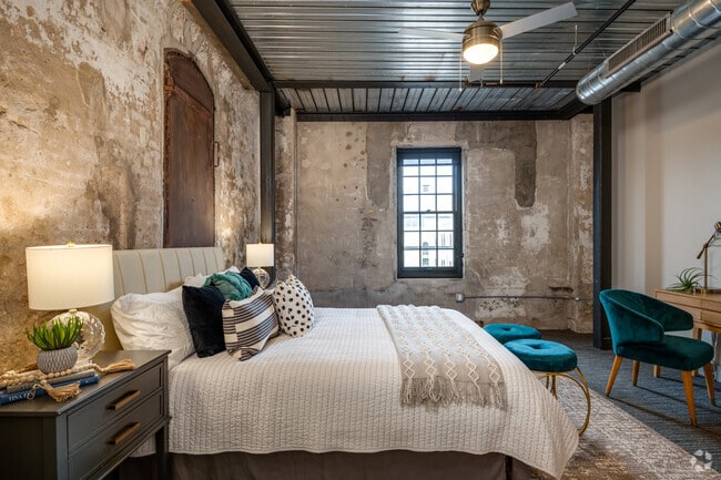 1 BR, 1 BA - 876SF