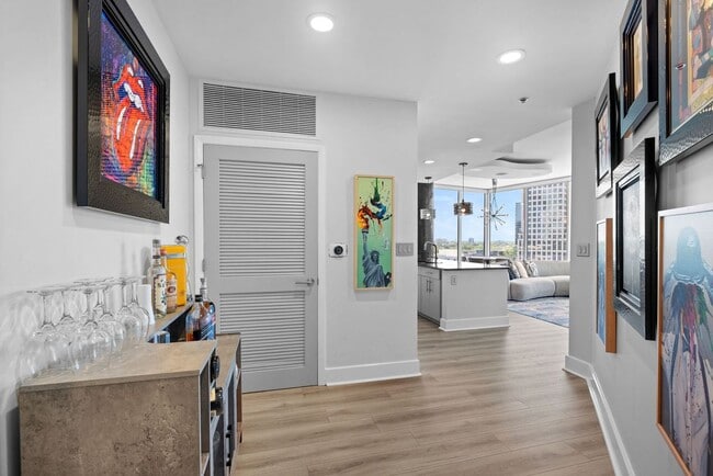 Photo - 1080 Peachtree St NE Unidad 1410