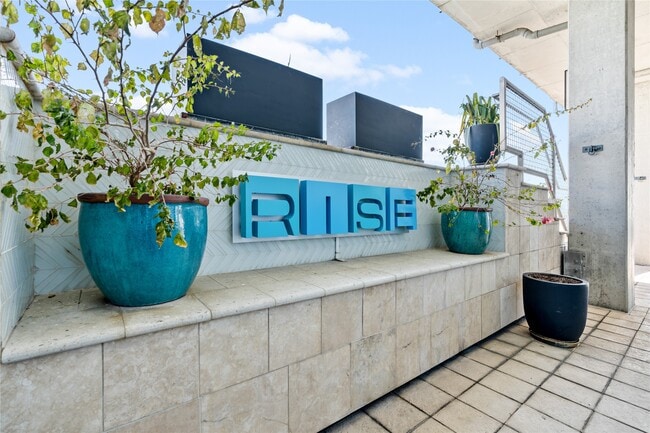 Photo - 2000 Bagby St Unidad 13430