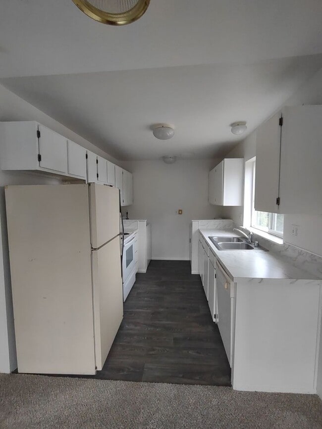 Photo - 3 BR, 2 BA unit in QUITE 4 plex. Storage & W/D included Unit D
