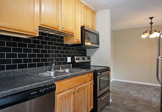 Photo - Spacious 3-Bed 1-Bath Condo For Rent in Eagan! Unit 204