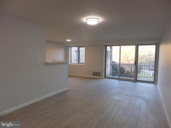 Building Photo - 1640 Oakwood Dr Unit W214