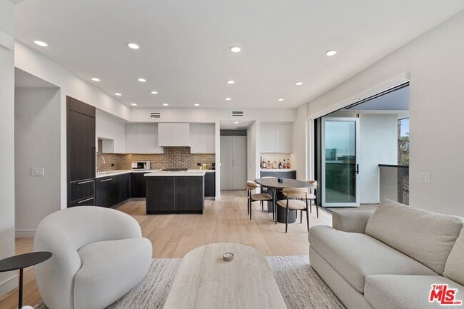 Building Photo - 505 S Barrington Ave Unit 401