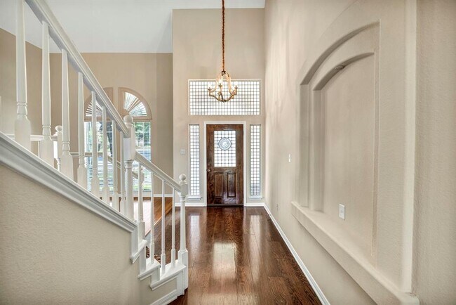 Photo - 6806 Thistle Hill Way