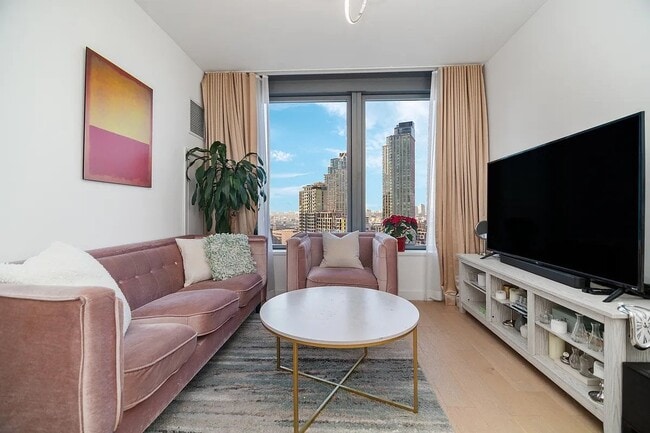 Photo - 3 Ct Square W Unit 1909