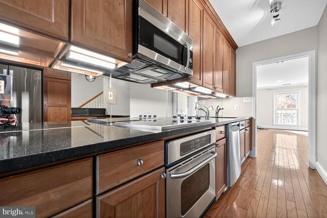 Photo - 3291 Sutton Pl NW