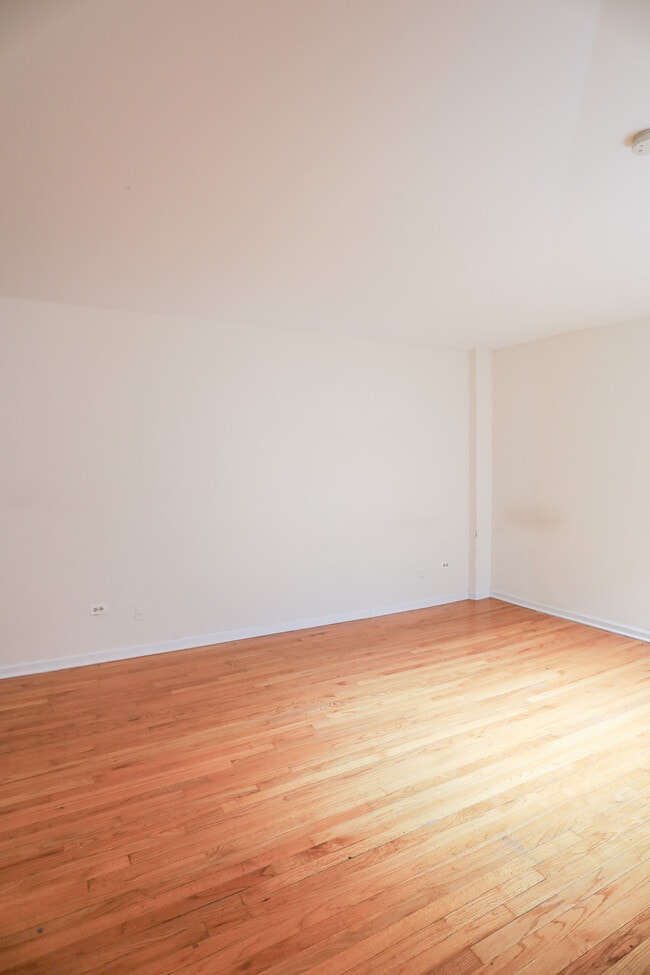 Photo - 1068 W Catalpa Ave Unit #201