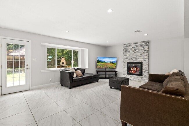 Photo - 2114 Briargreen Dr