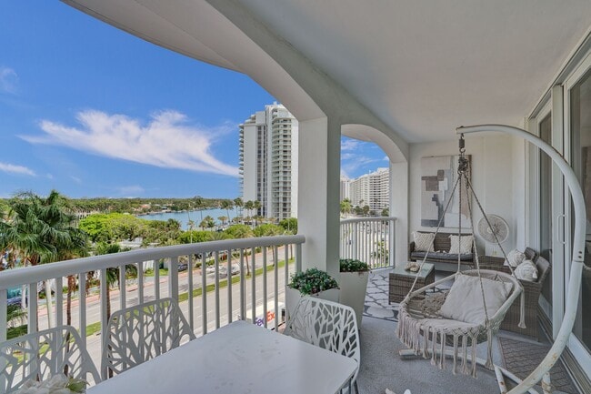 Building Photo - 5401 Collins Ave Unit # 424