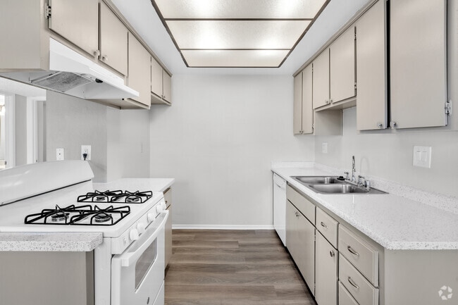 2BR, 1BA - 852SF - Kitchen