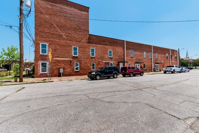 Building Photo - 2 bed/2 bath unit in Downtown Augusta, with washer & dryer!