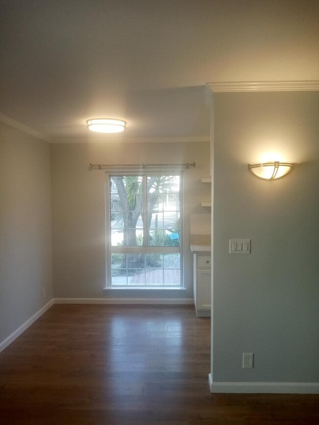 Building Photo - 1357 Edgecliffe Dr Unit #1