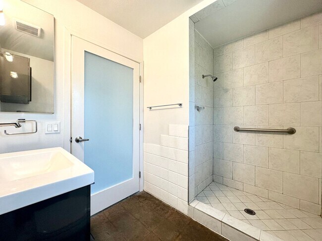 700 N Riverside Dr Unit 7