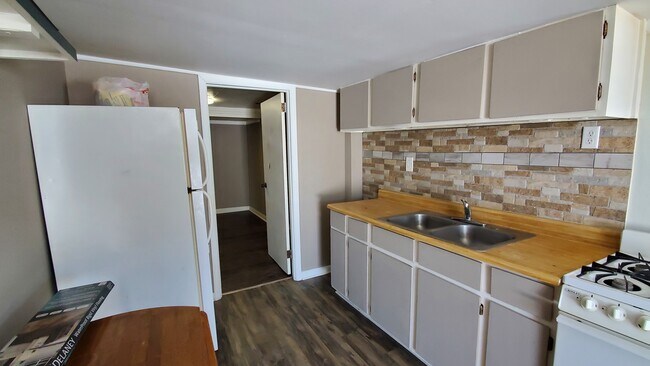 kitchen - 920 Kinzler Ave Unit A