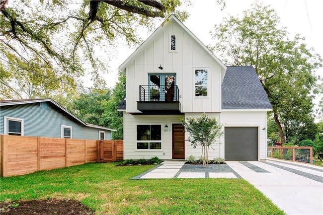 Building Photo - Light and Spacious Modern 3 bedroom