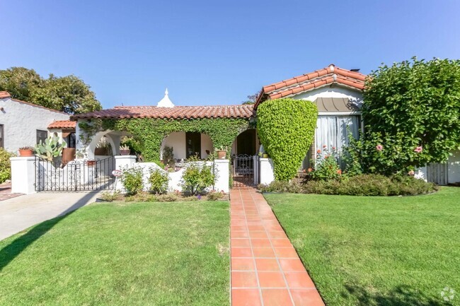 Building Photo - Beautiful Spanish Home In Prestigious Reyn...