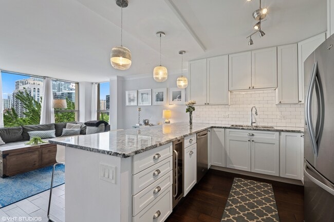 Photo - 1360 N Sandburg Terrace Unidad 705