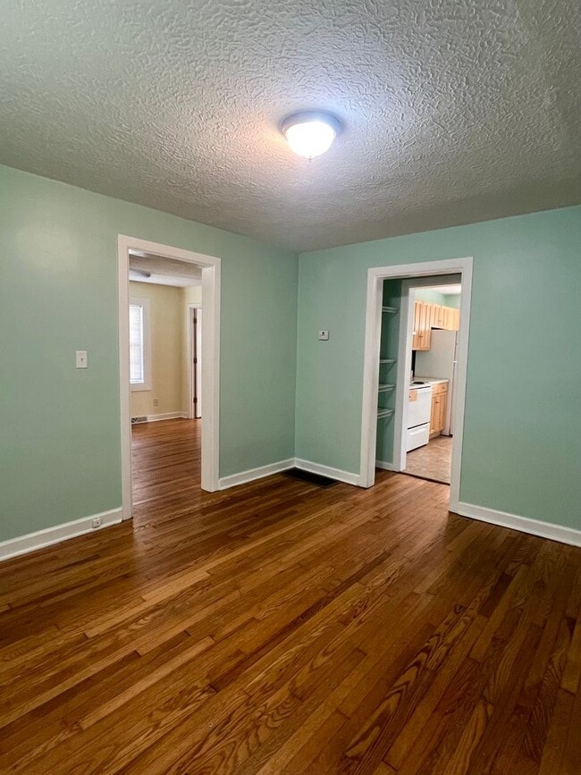 Photo - 2 bedroom 1 bath Bungalow in North West As...