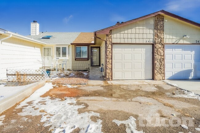 Building Photo - 2435 Shawnee Dr