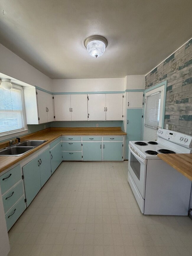 Building Photo - Adorable House with Large Yard, 1.2 Miles from Oregon Tech and Sky Lakes Medical Center!