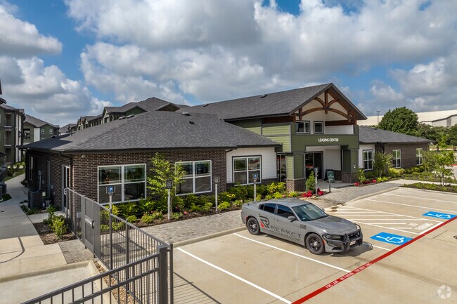 Oficina de arrendamiento - Saxon Pond Flats