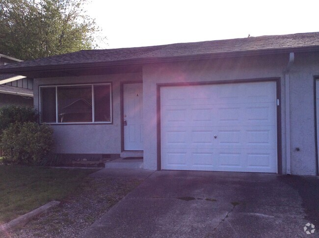 Building Photo - Totally Updated, Beautiful Duplex unit! Av... Rental