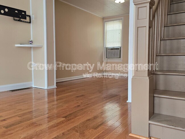 Photo - 323 Cross St