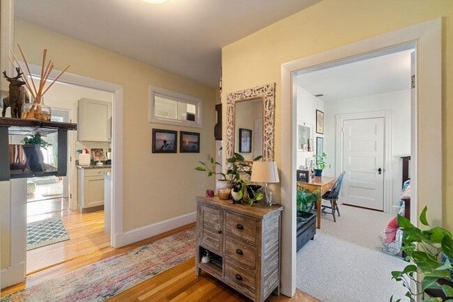 Photo - 10 W Bellevue Ave Unit B