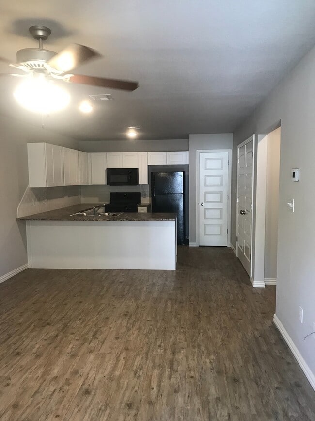 Building Photo - BH-OZIER TRIPLEX Unit 1212 C