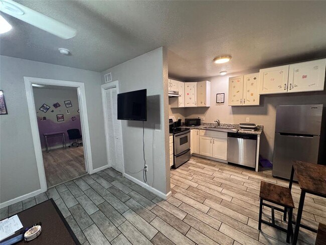 Photo - 901 Parmer Ave Unidad 2