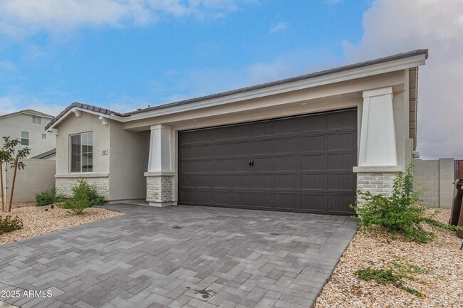 Photo - 305 E Leland Rd